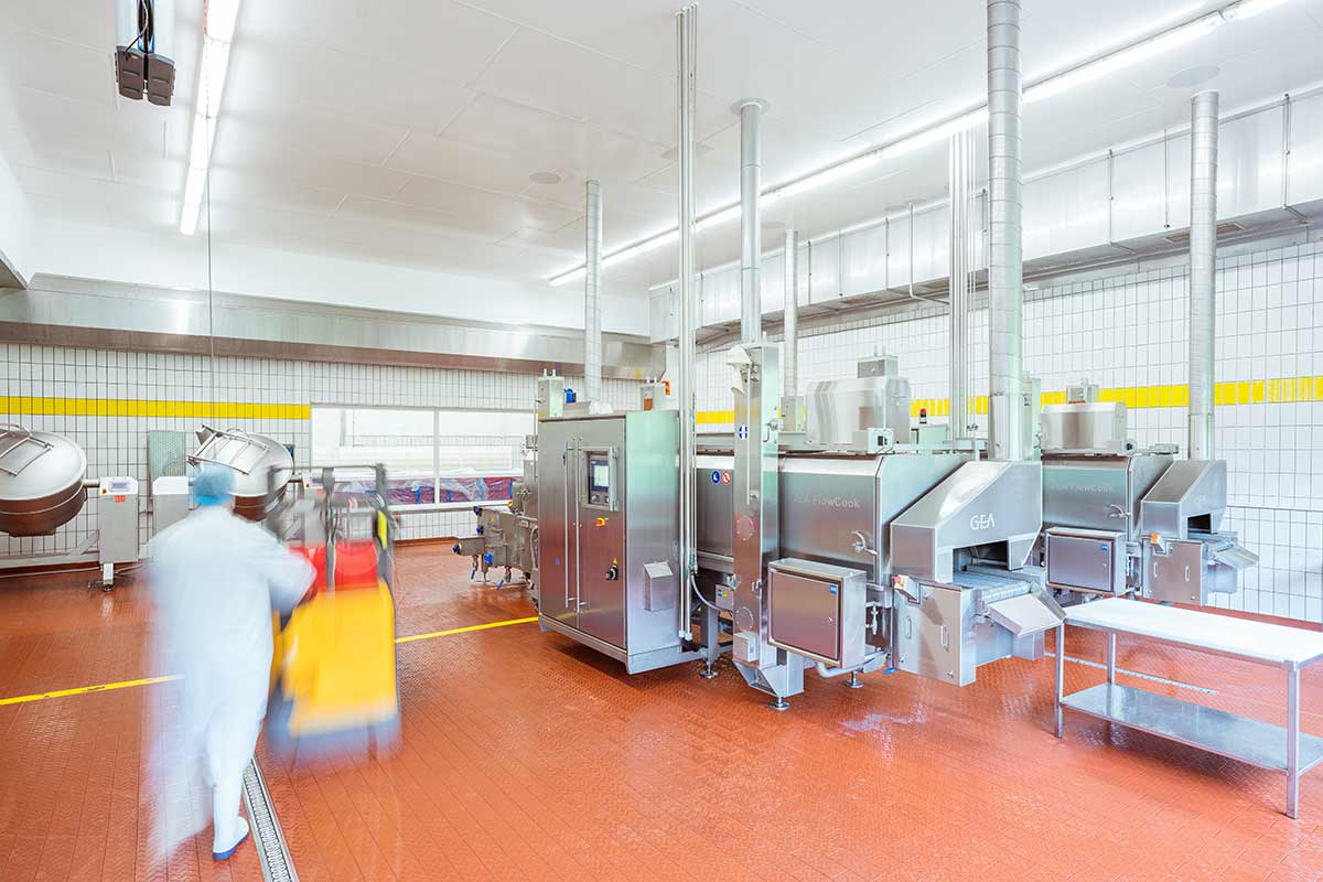 klein-produktion-bratstrassen Produktionshalle mit Bratstrassen